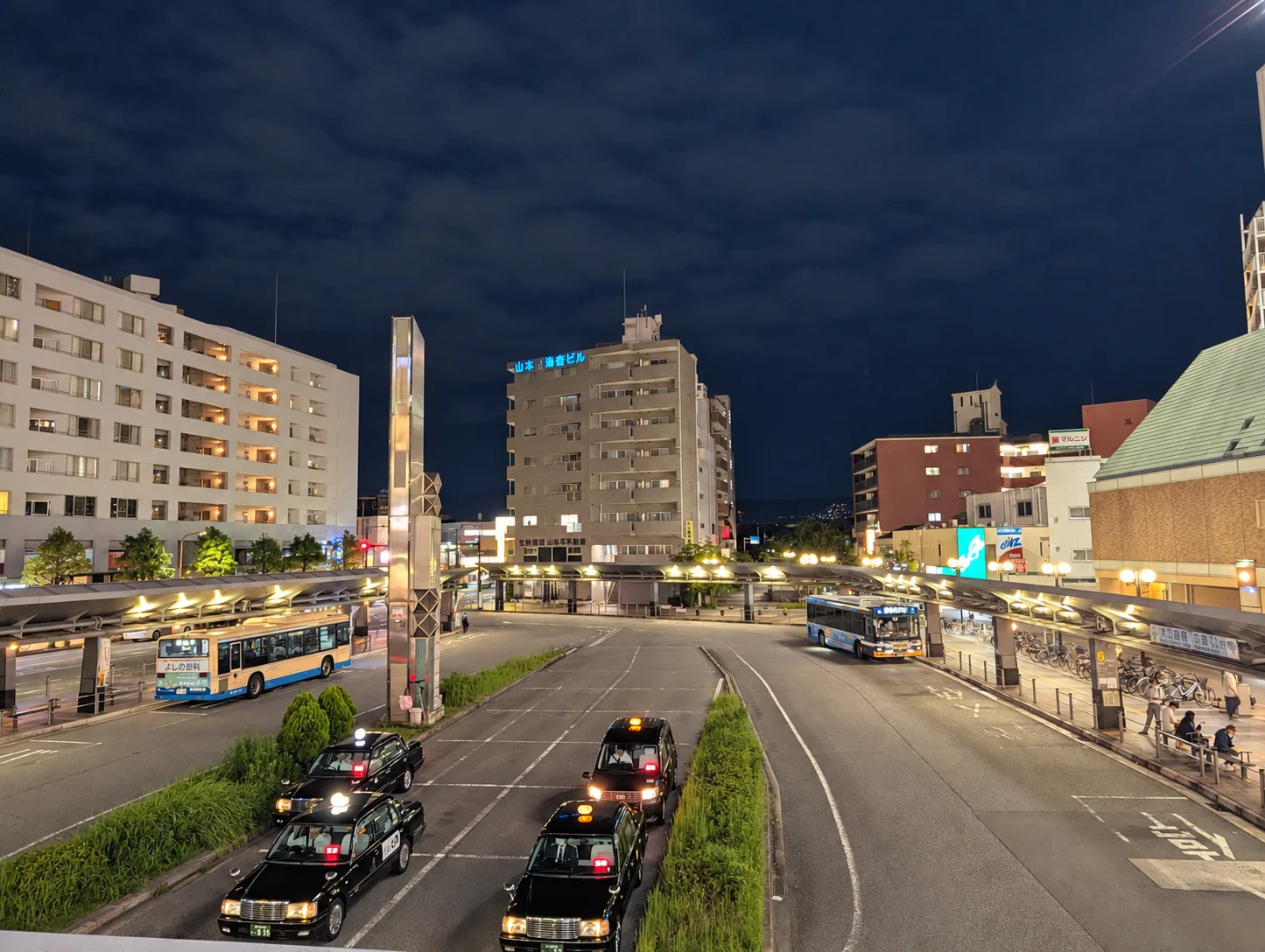 夜の駅前