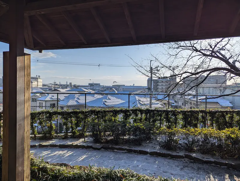 緑道から雪の積もった伊丹市を望む