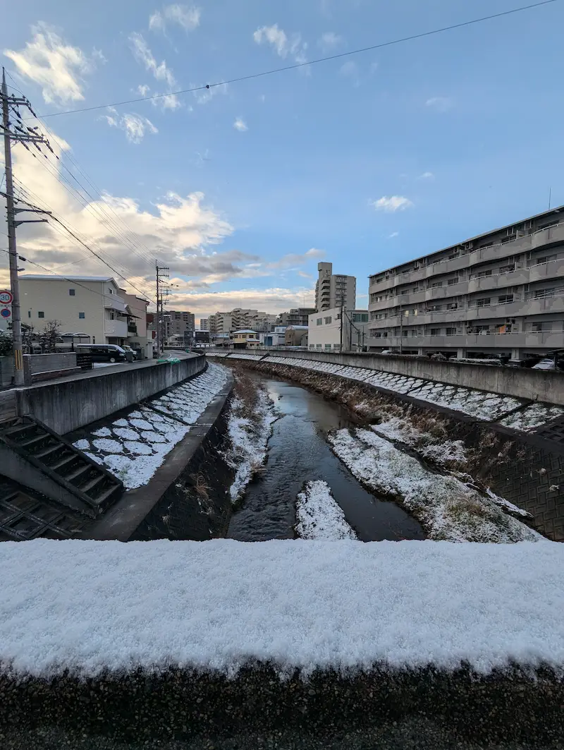 川沿いに残る雪