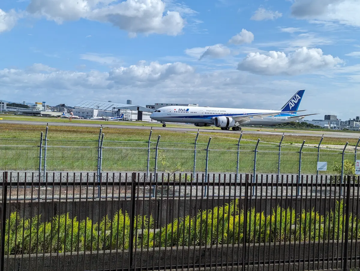 伊丹スカイパーク内から見る飛行機