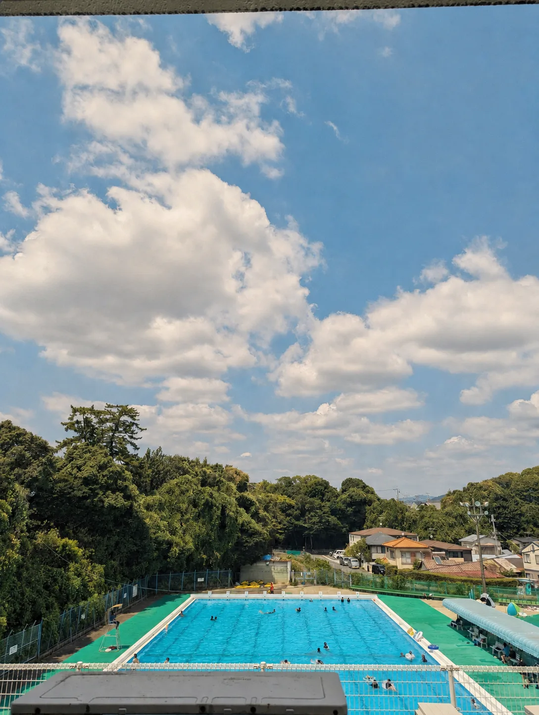 夏空とプール