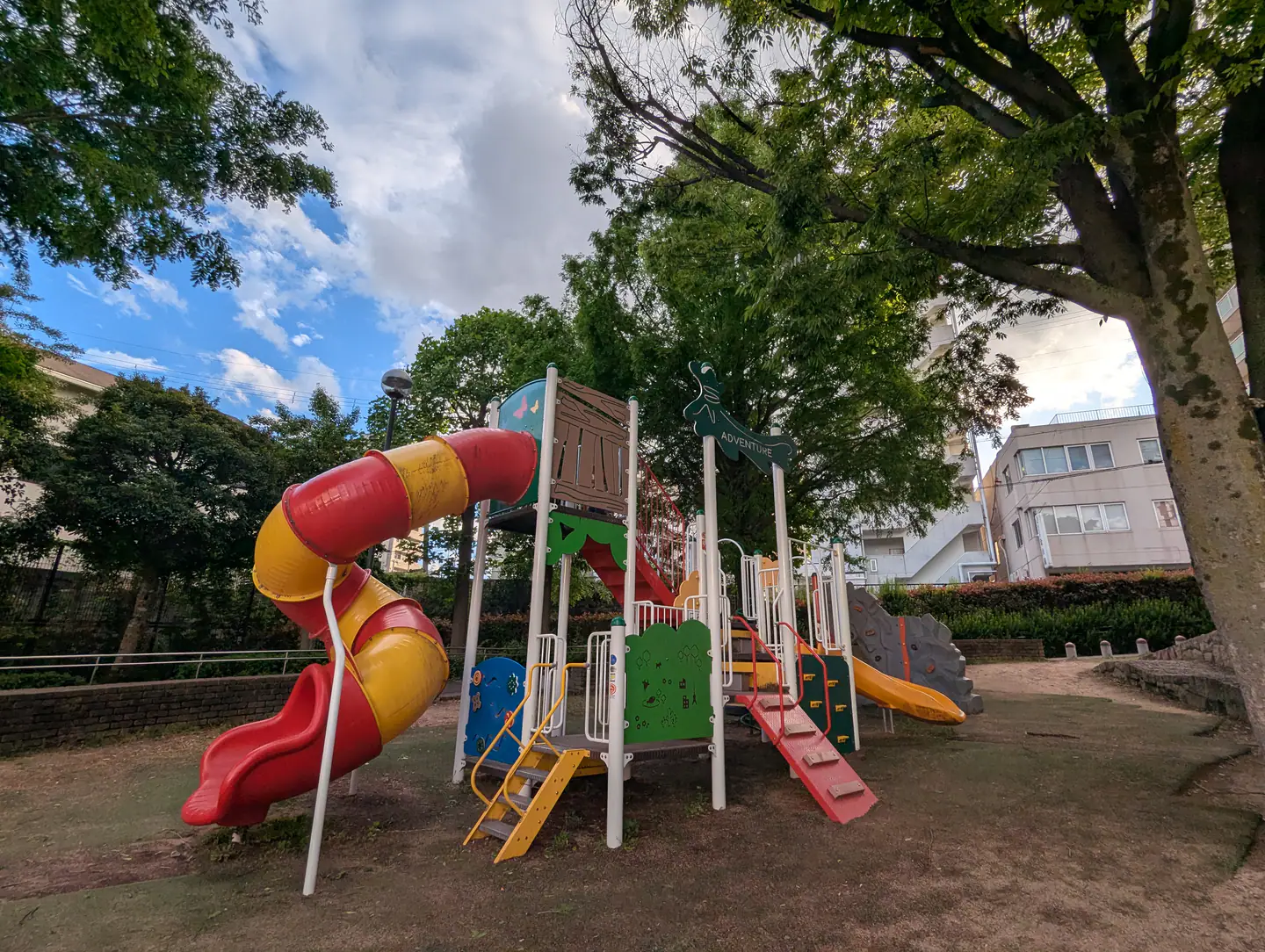 チューブすべり台付きの複合遊具