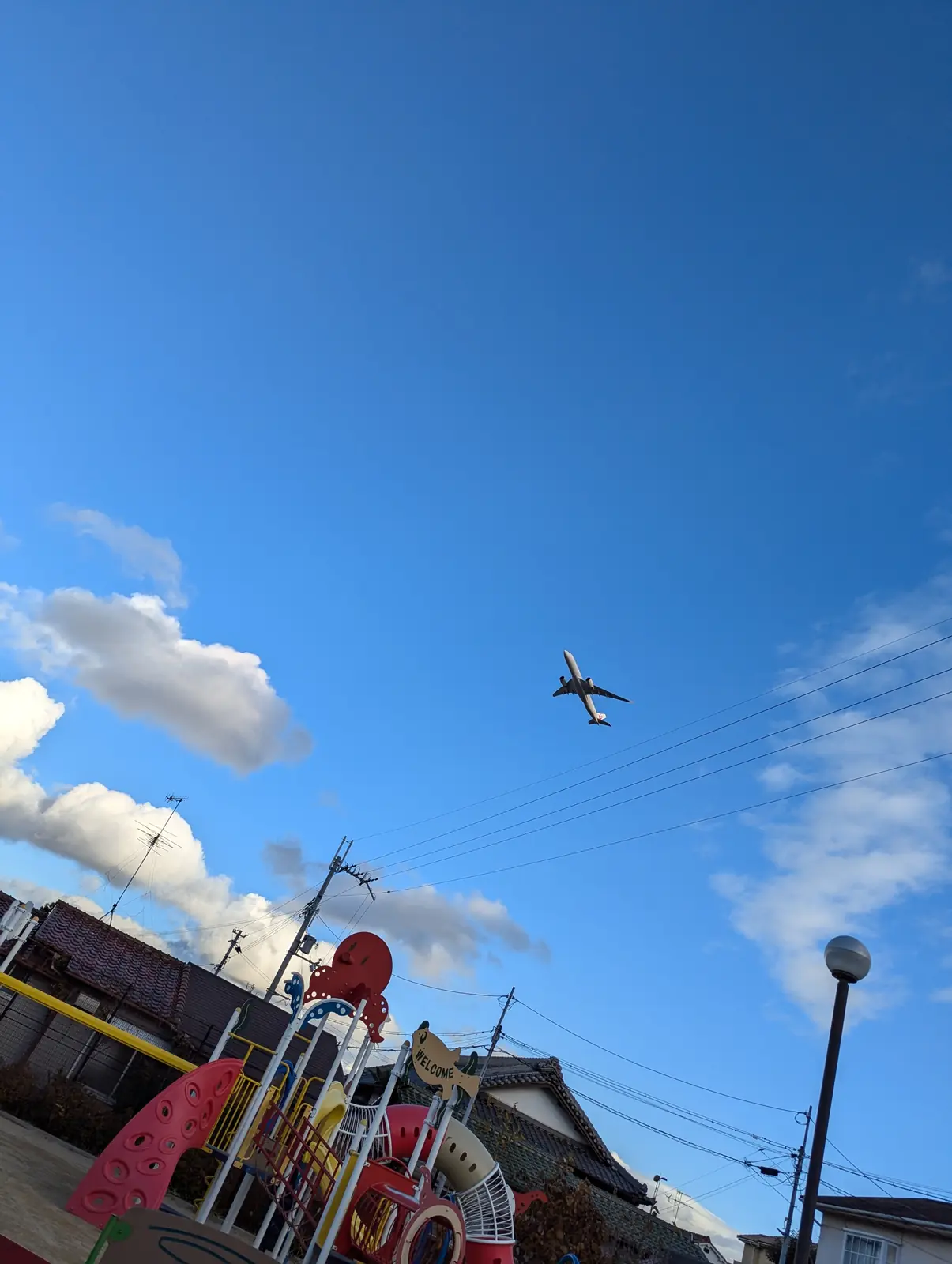 北伊丹第二公園付近の青空を飛ぶ飛行機