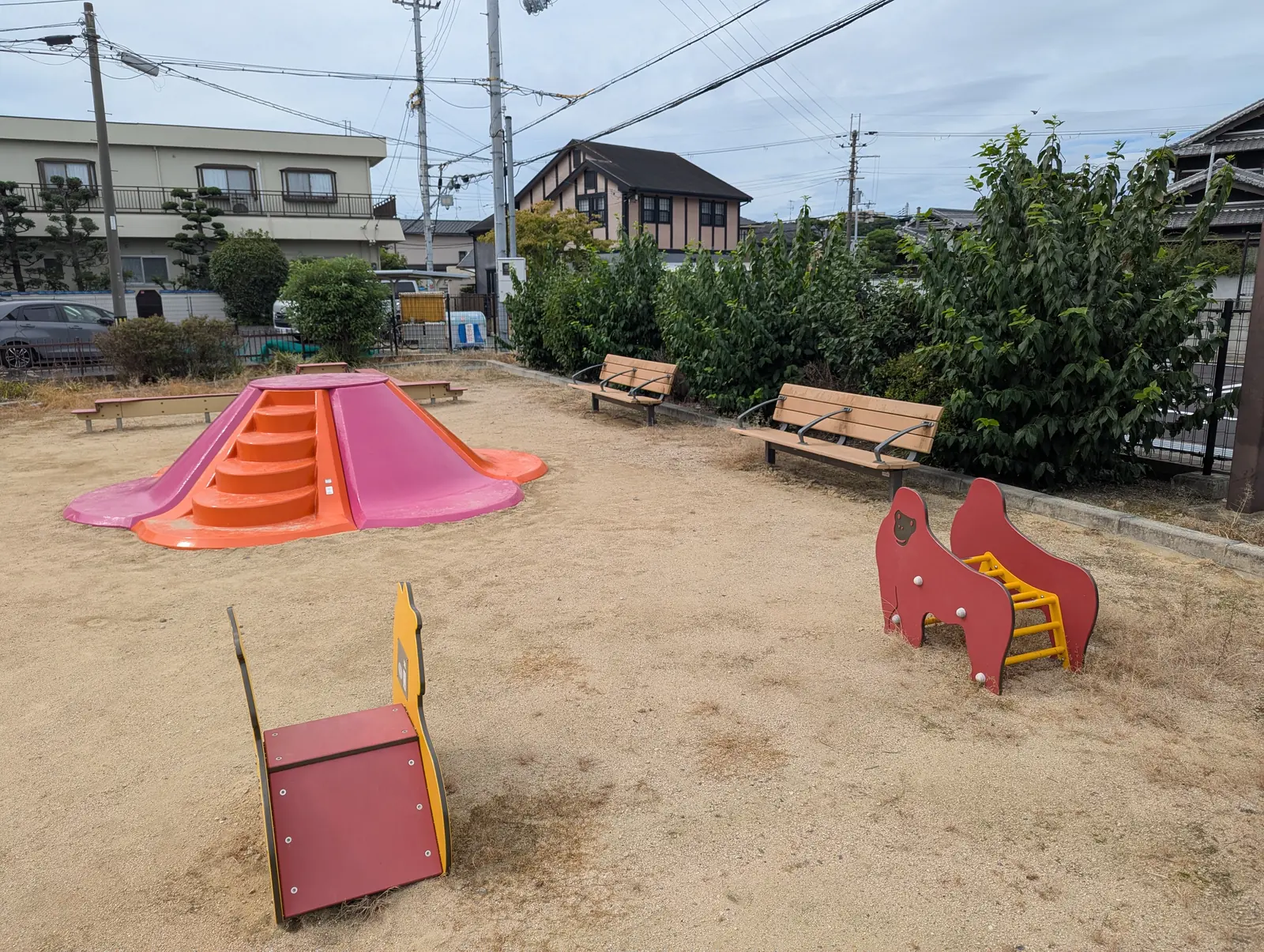低いすべり台と動物遊具がある北伊丹第二公園の乳幼児用エリア