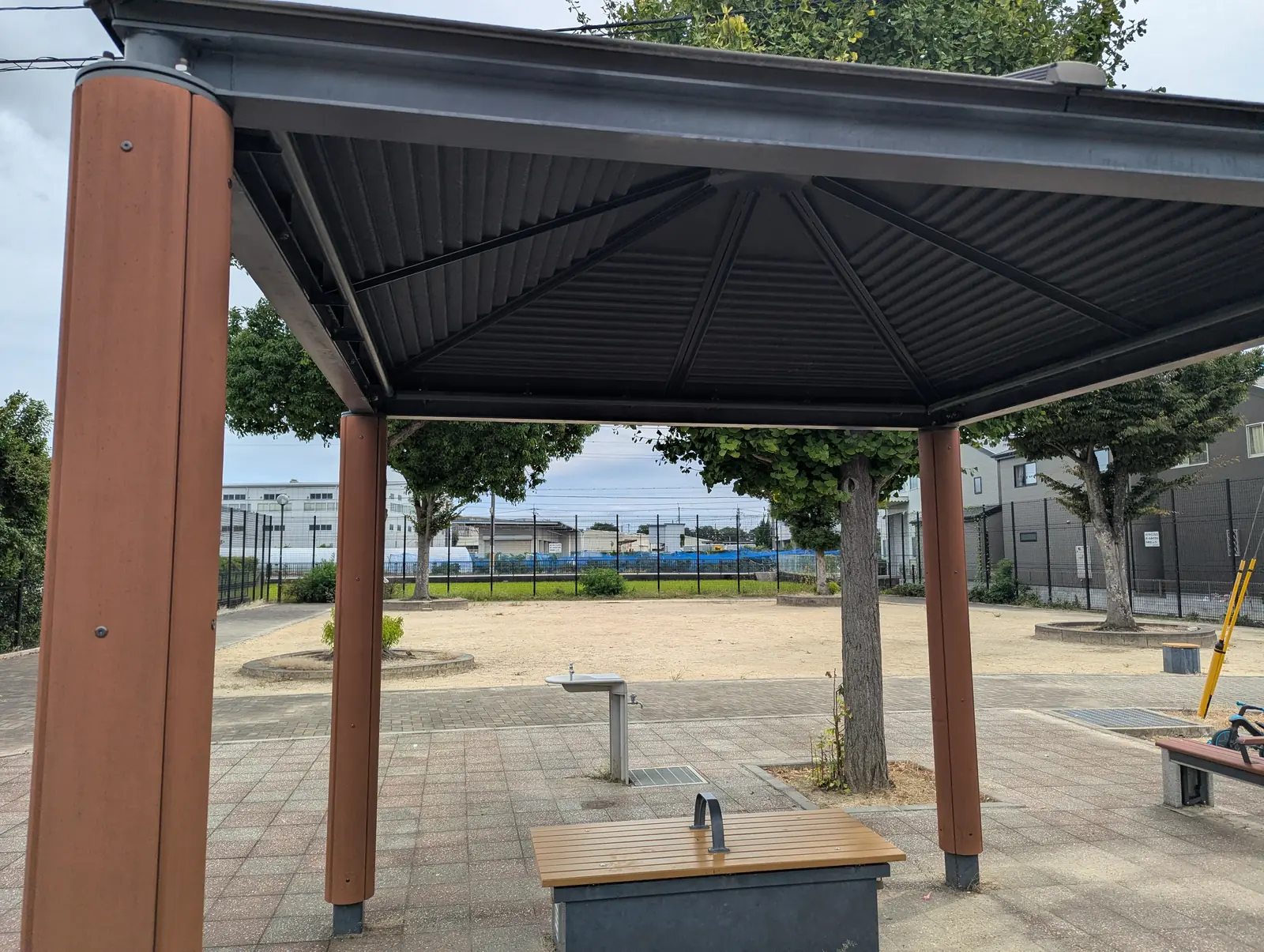 北伊丹第二公園のあずまやとベンチ、その先に見える広場