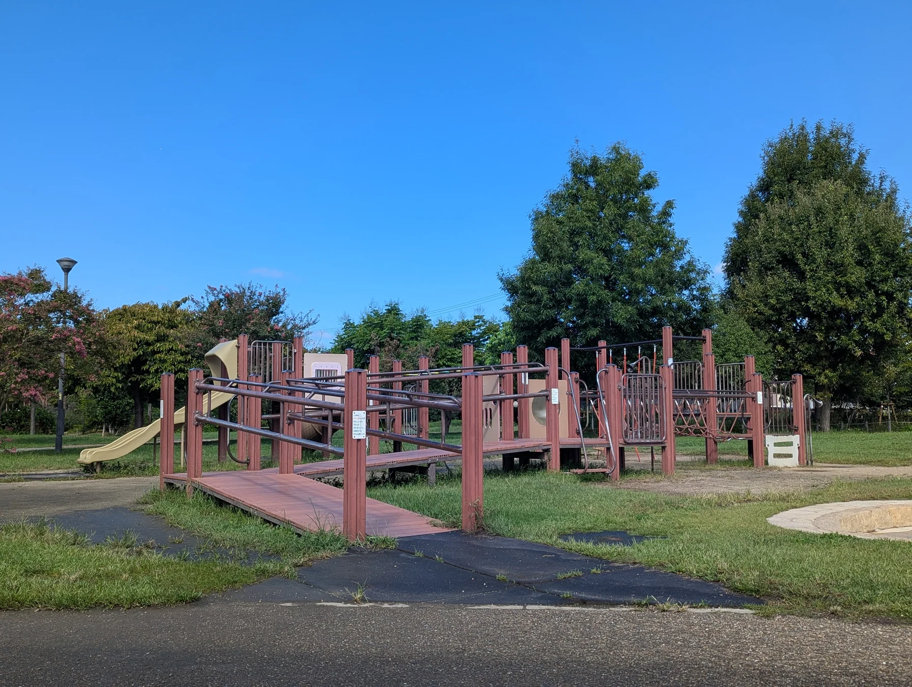 昆陽南公園の低いデッキや短いすべり台がある複合遊具