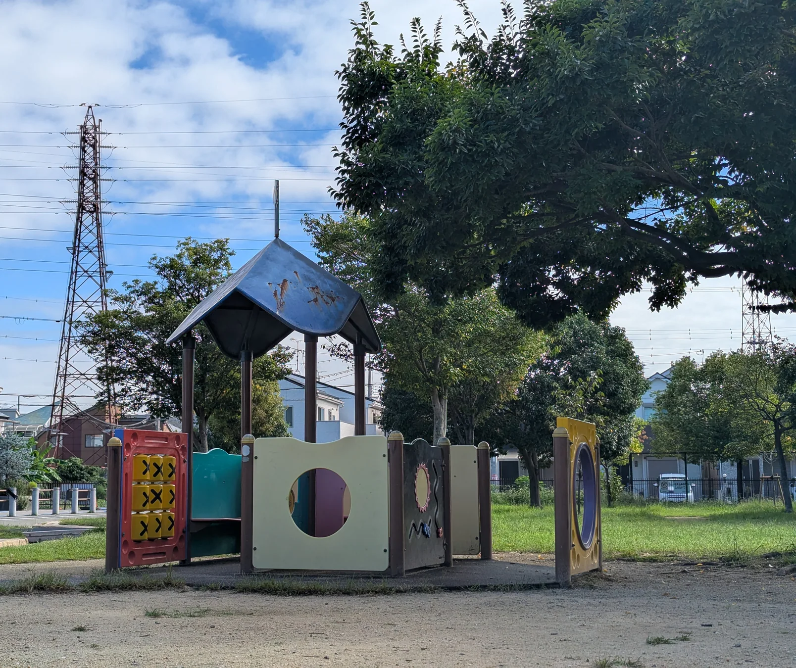 昆陽南公園にある屋根と遊びパネルが付いた低い幼児用遊具