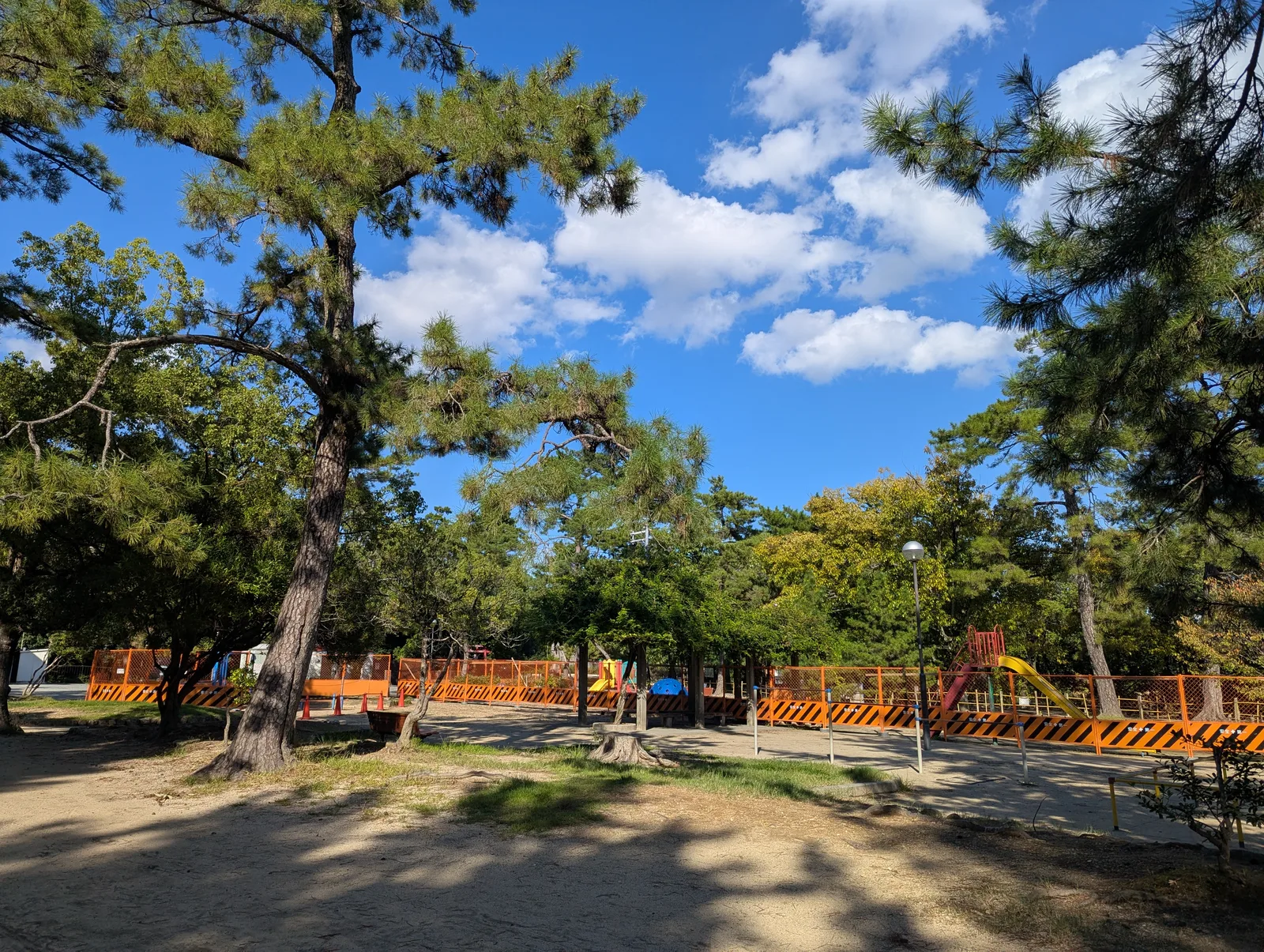 オレンジ色の柵で遊具の周囲が囲われた緑ヶ丘公園