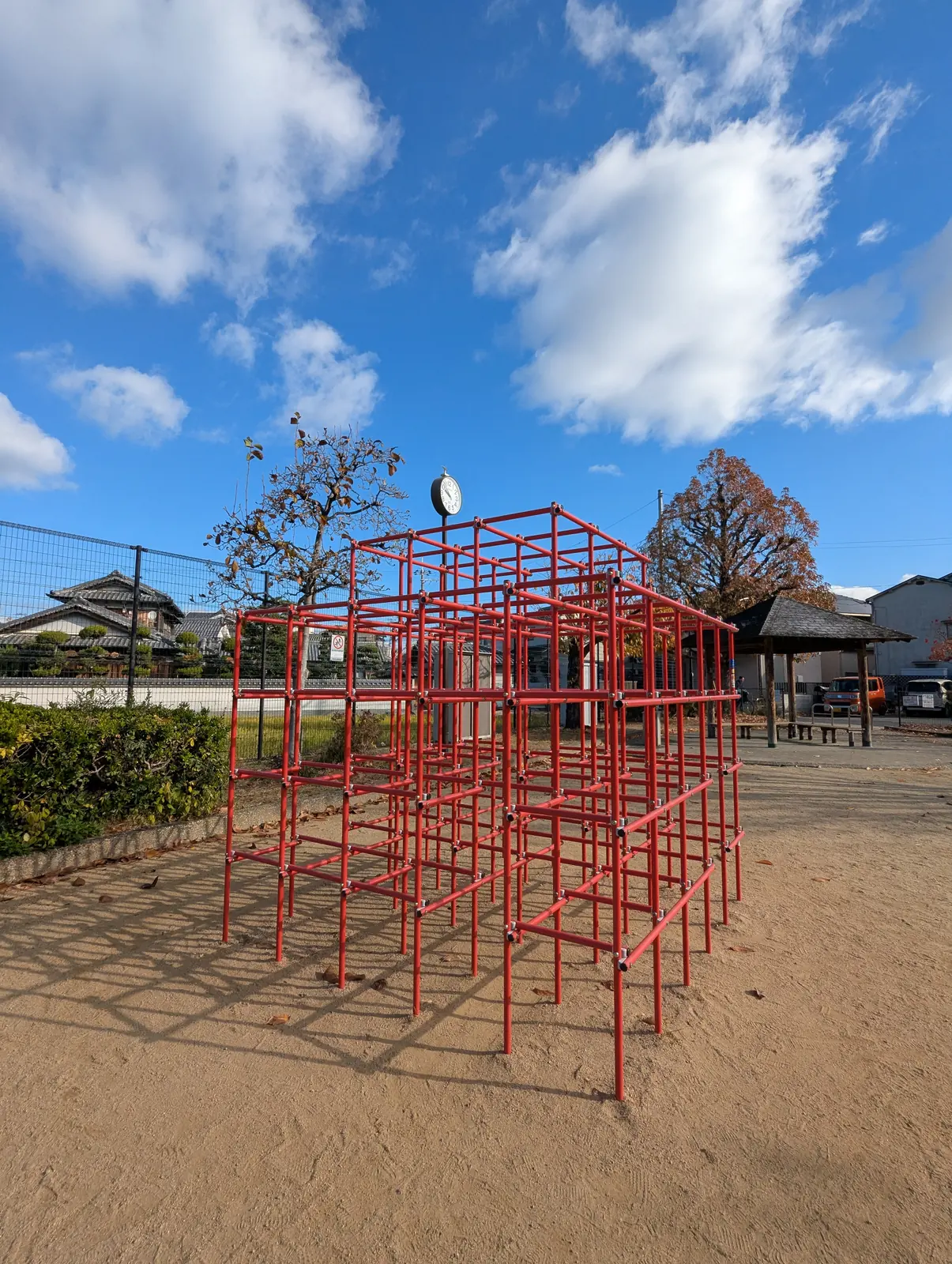 大鹿ふれあい公園の赤いジャングルジムと時計