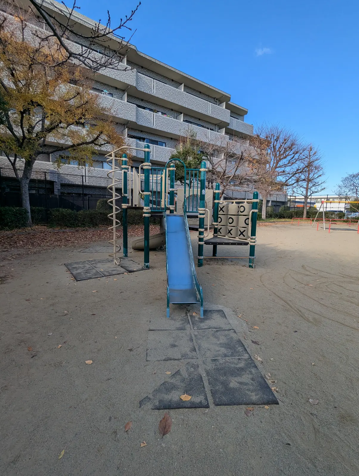 青いすべり台と登る遊びが組み合わさった大鹿ふれあい公園の複合遊具