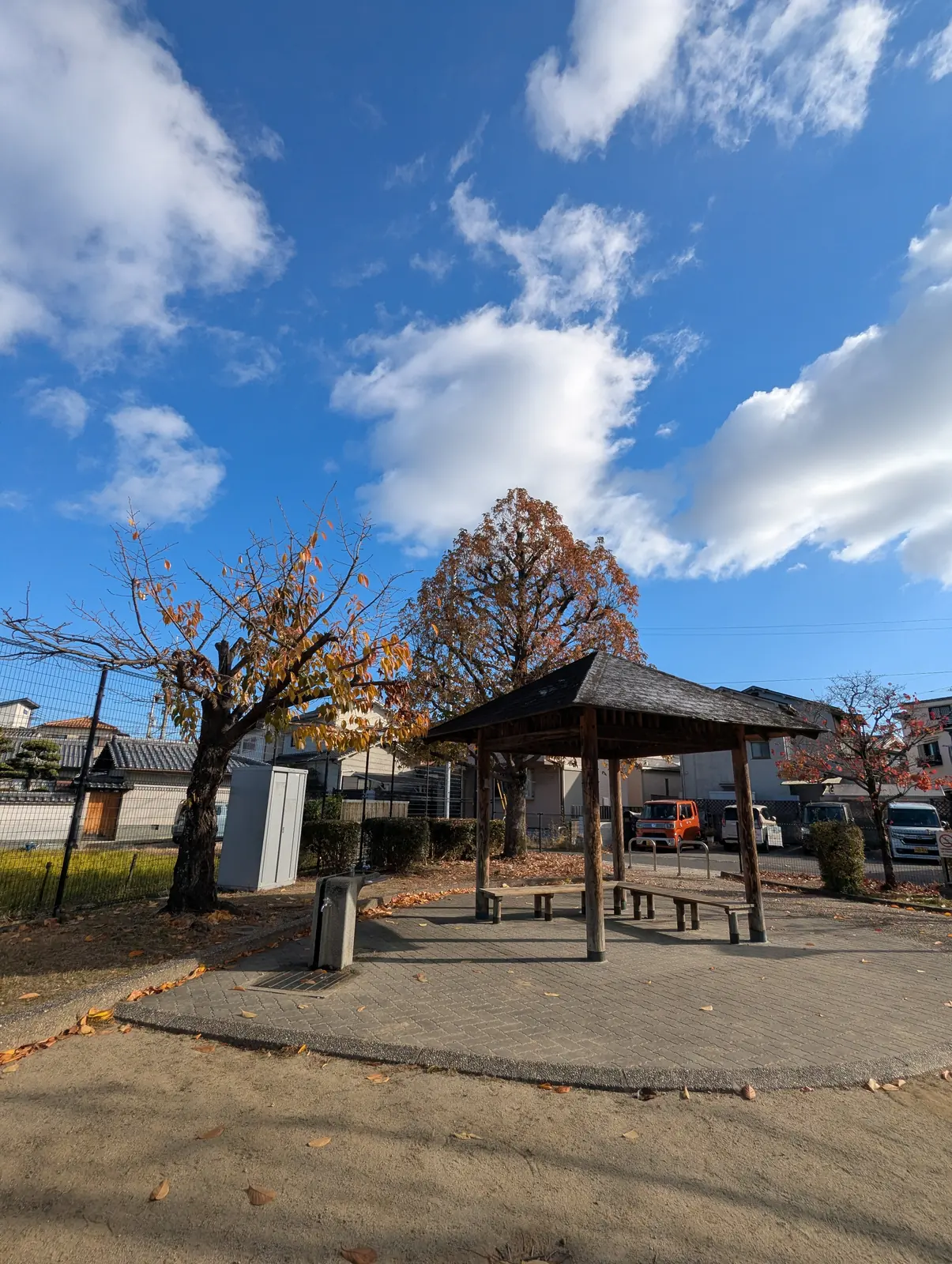 大鹿ふれあい公園の木製あずまやとベンチ、水飲み場